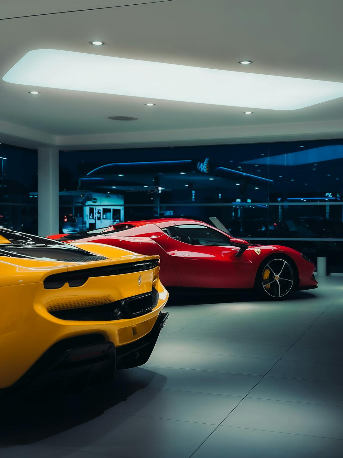 Mobile Kaffeestation im Autohaus Showroom mit hochwertigen Fahrzeugen