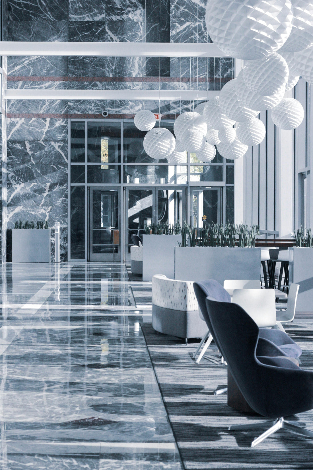 Elegante Hotel-Lobby mit Sitzbereich und warmem Ambiente – idealer Standort für eine mobile Kaffeestation