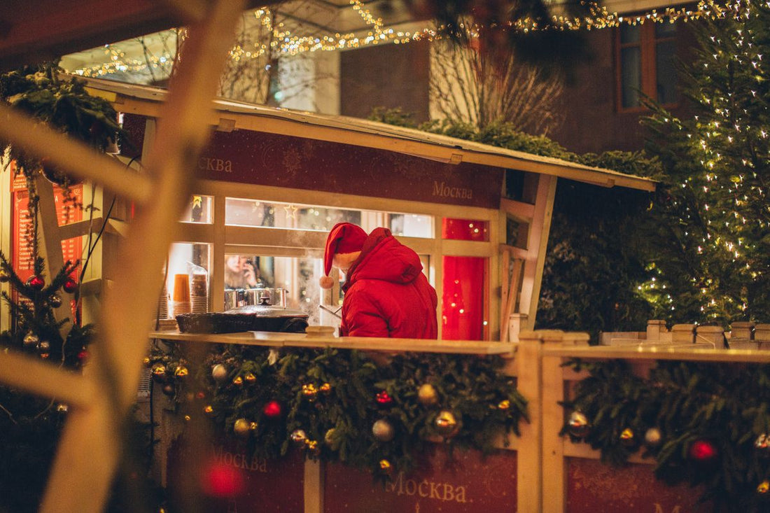 Heißgetränke-Stand auf einem abendlichen Weihnachtsmarkt – mobile Kaffeestation für Weihnachtsmärkte und Outdoor-Events