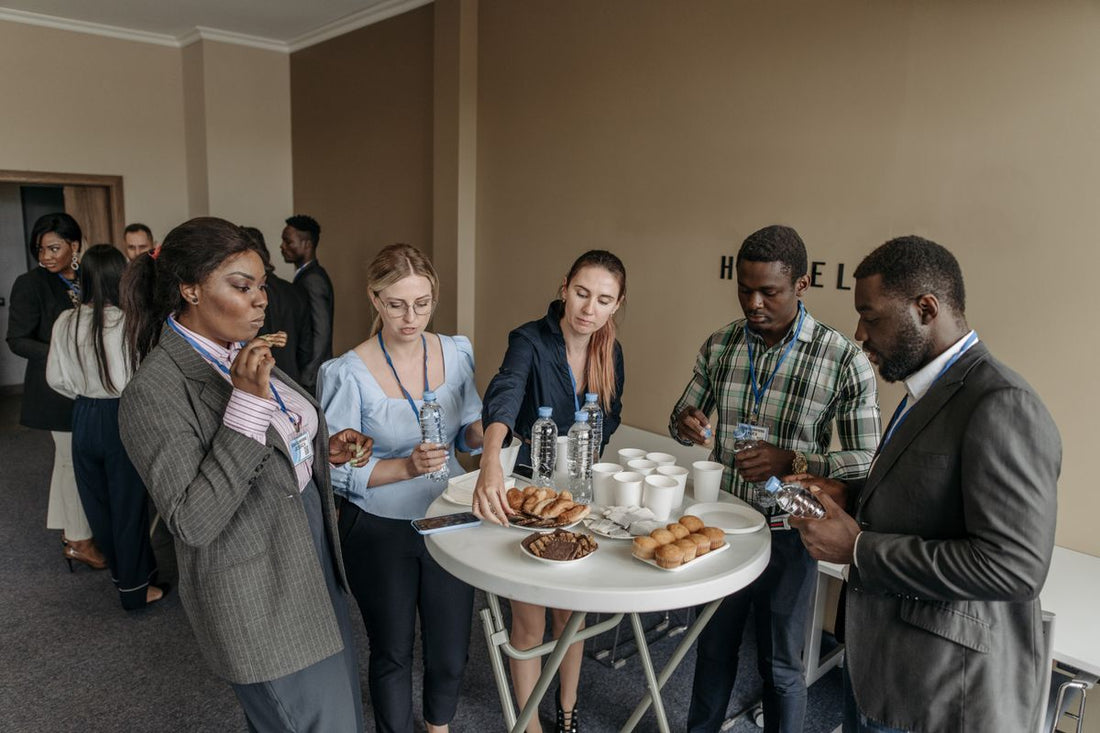 Teilnehmer einer Schulung bei der Kaffeepause am Buffet – mobile Kaffeestation für Schulungs- und Seminarräume