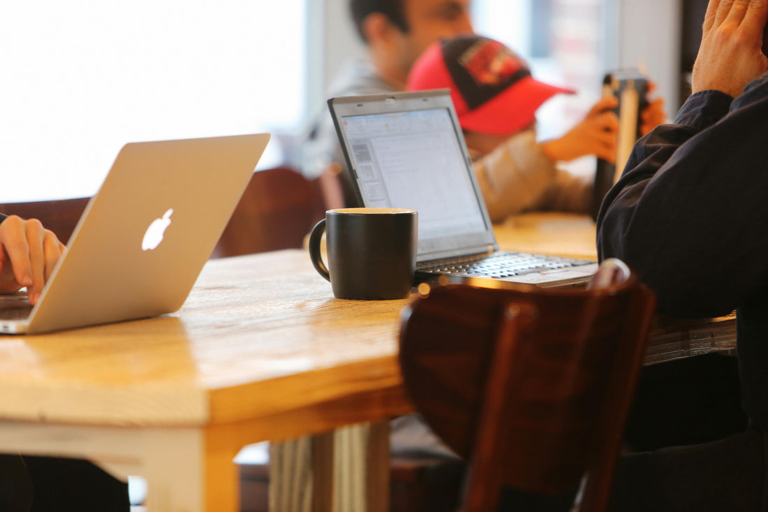 Mobile Kaffeestation für Coworking Spaces – moderner Coworking-Arbeitsplatz mit Laptop und Kaffee